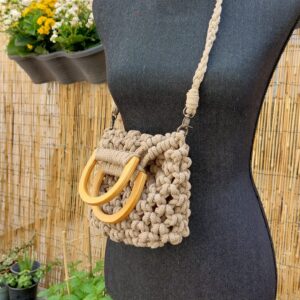 Bolso con asas de madera